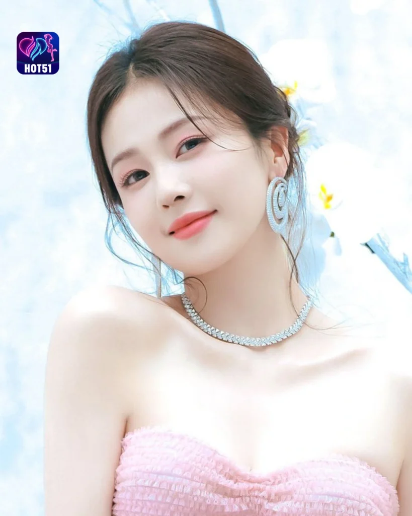  Bai Lu's Stunning Photos on HOT51 Platform.