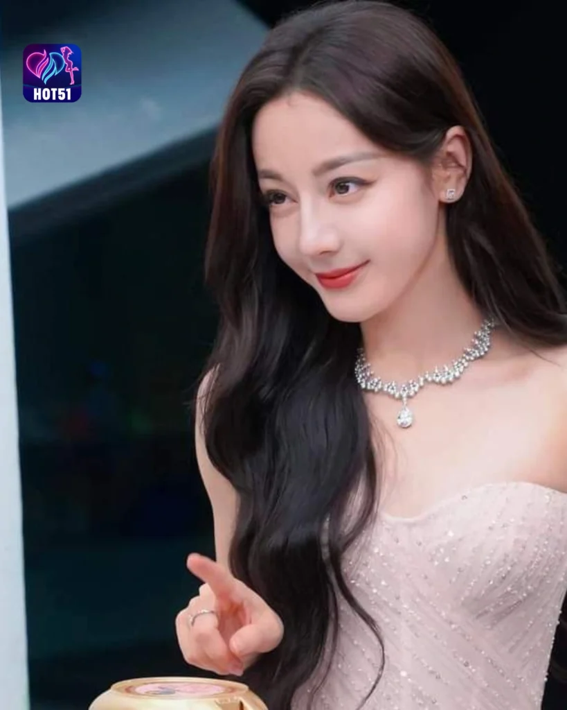 Beautiful Dilraba Dilmurat Photos on HOT51 Platform