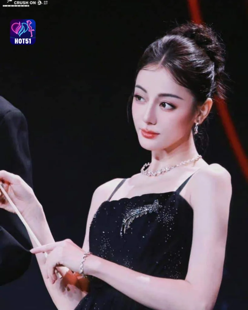 Beautiful Dilraba Dilmurat Photos on HOT51 Platform