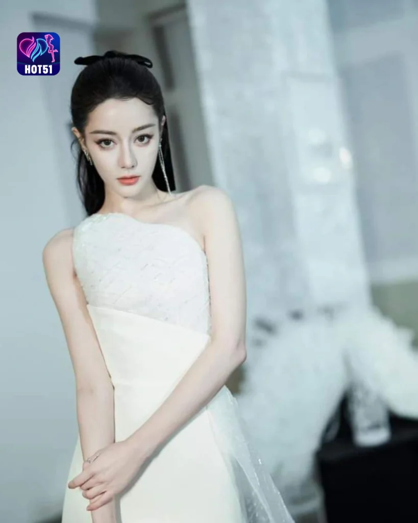 Beautiful Dilraba Dilmurat Photos on HOT51 Platform