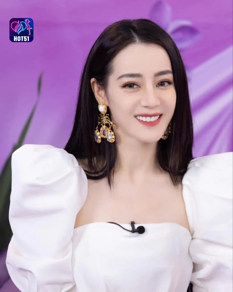  Beautiful Dilraba Dilmurat Photos on HOT51 Platform 