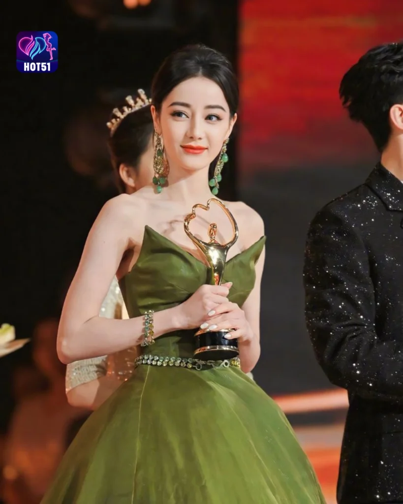 Beautiful Dilraba Dilmurat Photos on HOT51 Platform 