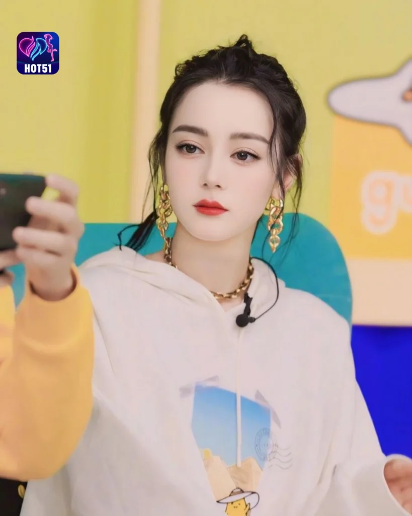 Beautiful Dilraba Dilmurat Photos on HOT51 Platform