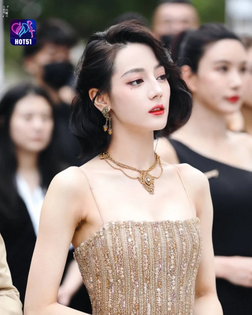  Beautiful Dilraba Dilmurat Photos on HOT51 Platform 