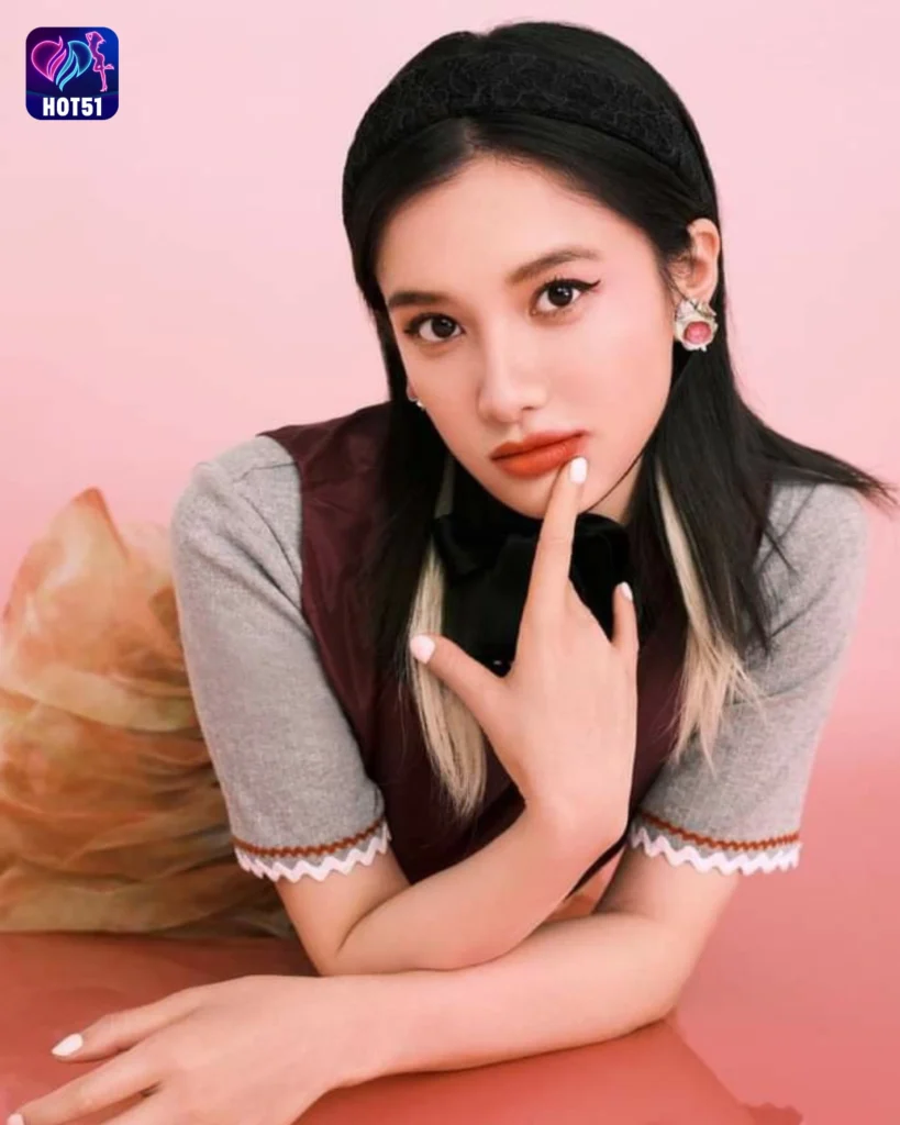 Beautiful Zhang Jingyi Photos on HOT51 Platform 