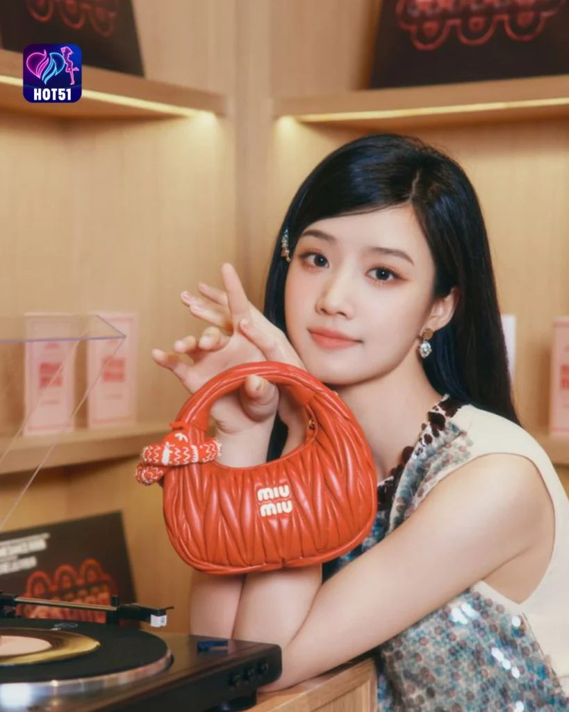  Beautiful Zhang Jingyi Photos on HOT51 Platform