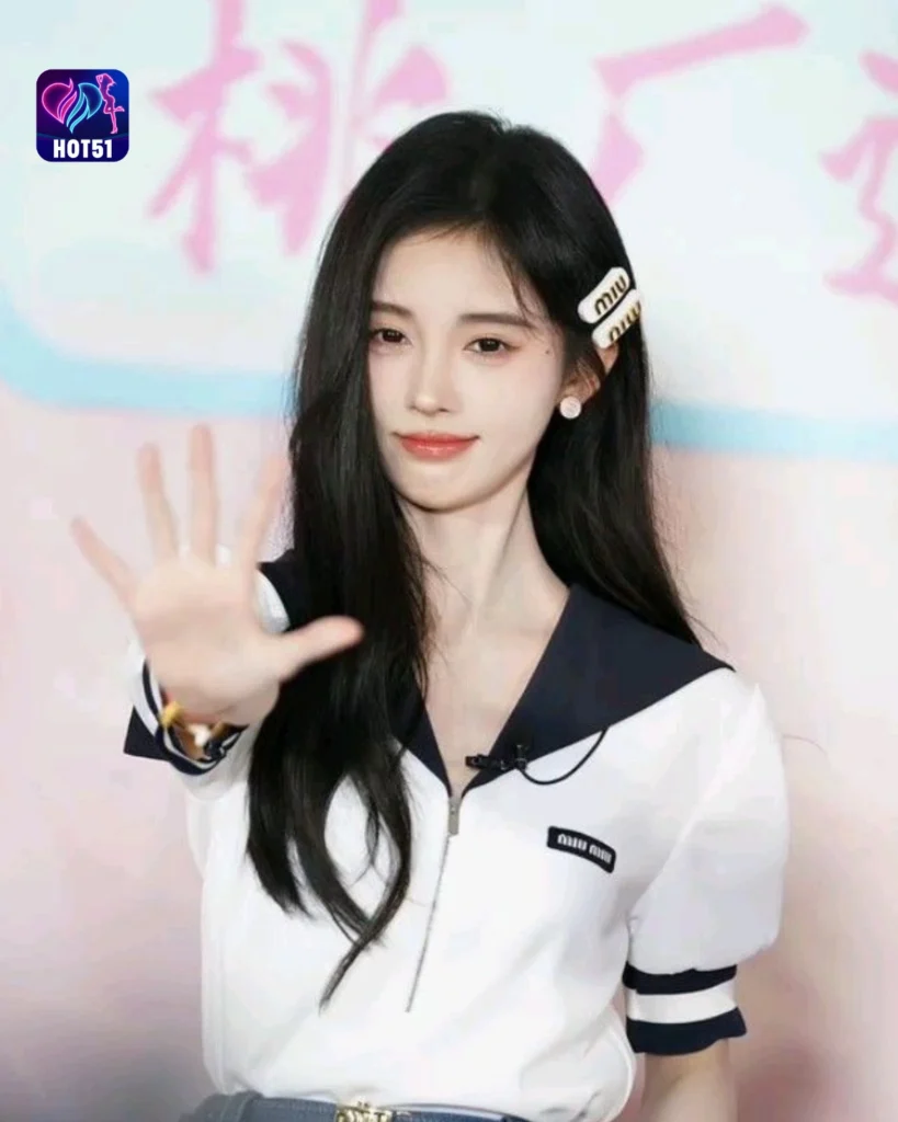 Foto Cantik Ju Jingyi di Platform HOT5