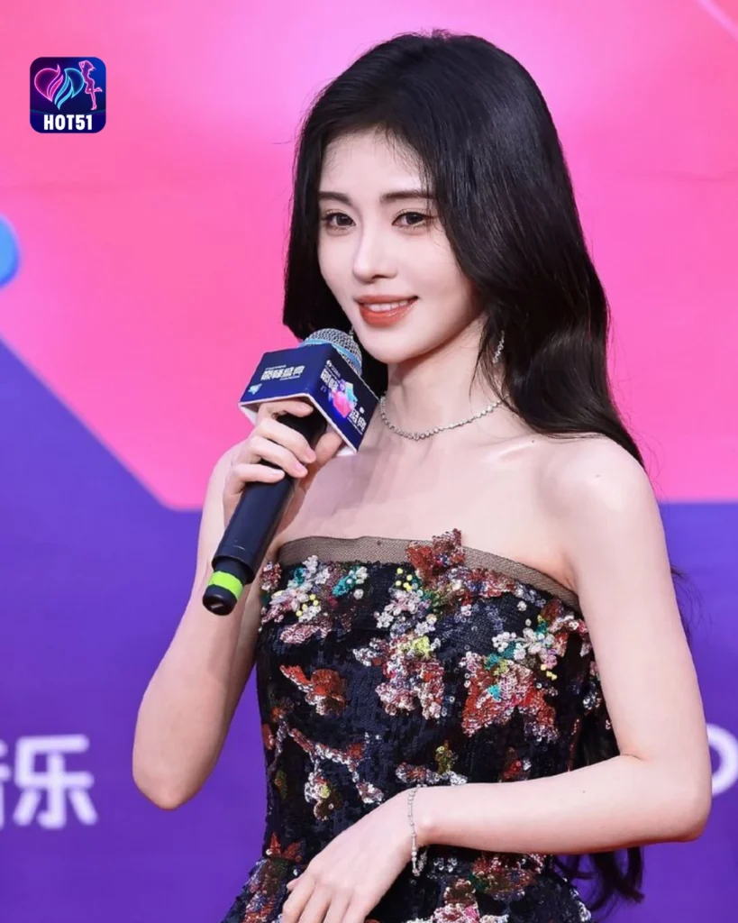 Foto Cantik Ju Jingyi di Platform HOT5