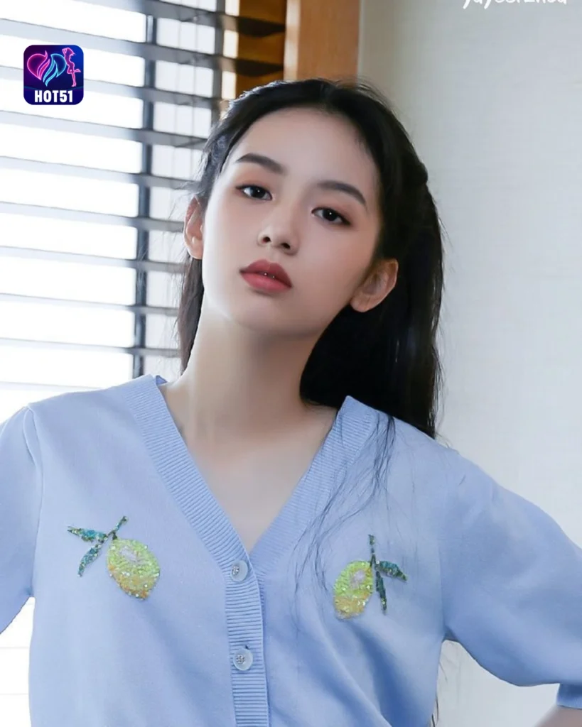 Foto Cantik Zhou Ye di Platform HOT51