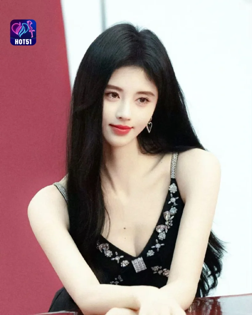 Gambar Cantik Ju Jingyi di Platform HOT51 