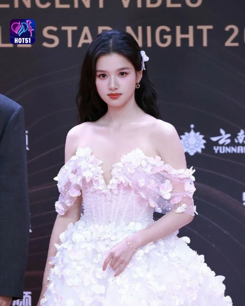 Gambar Cantik Zhang Jingyi di Platform HOT