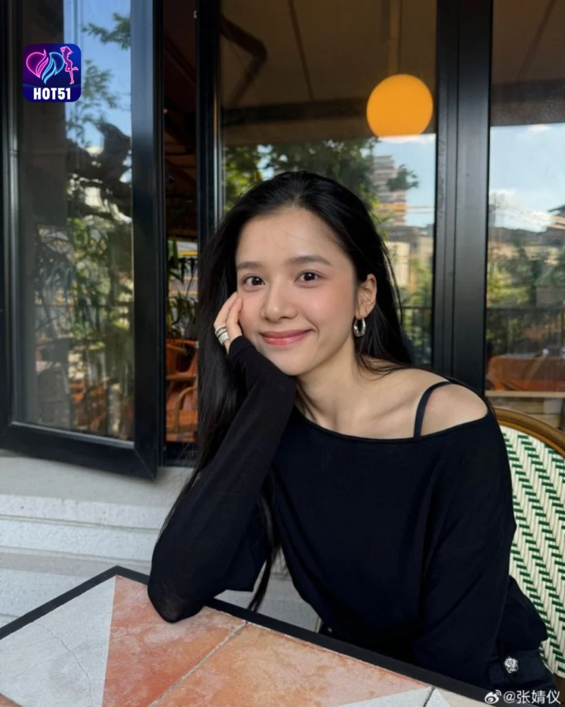 Gambar Cantik Zhang Jingyi di Platform HOT5