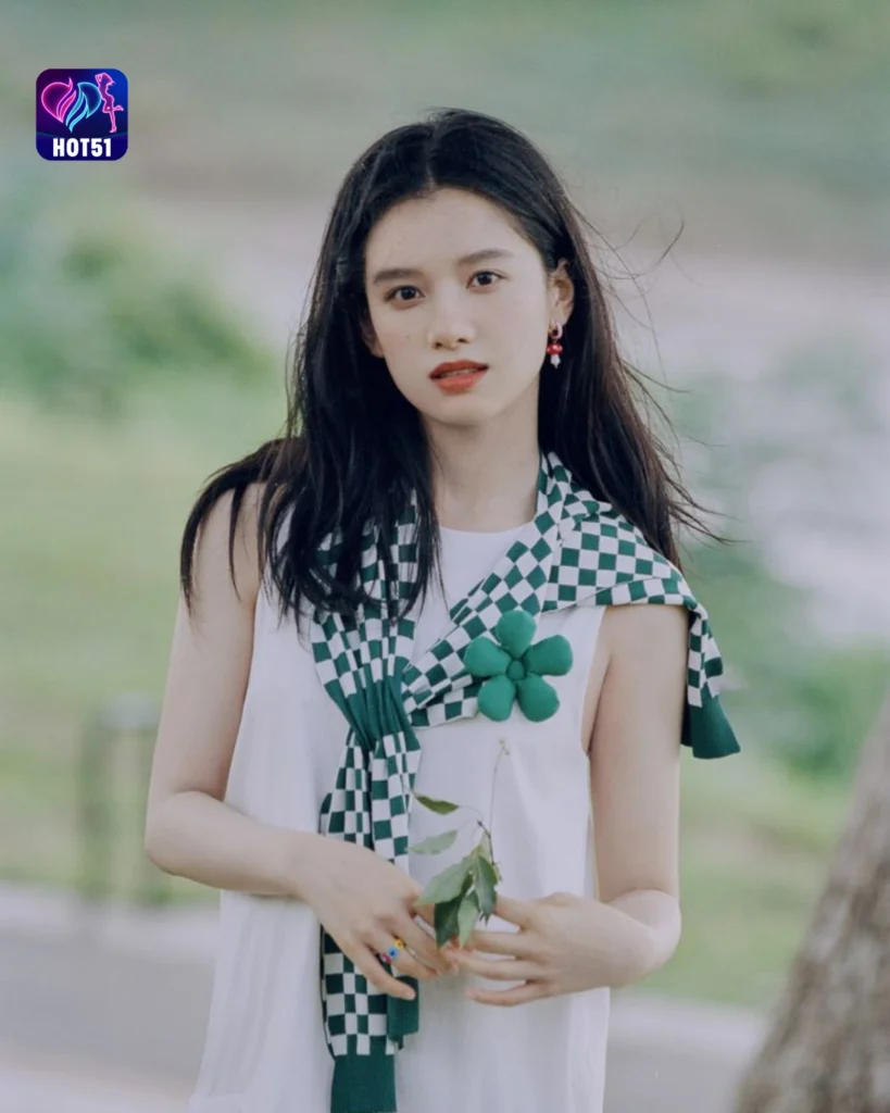Gambar Cantik Zhang Jingyi di Platform HOT51 