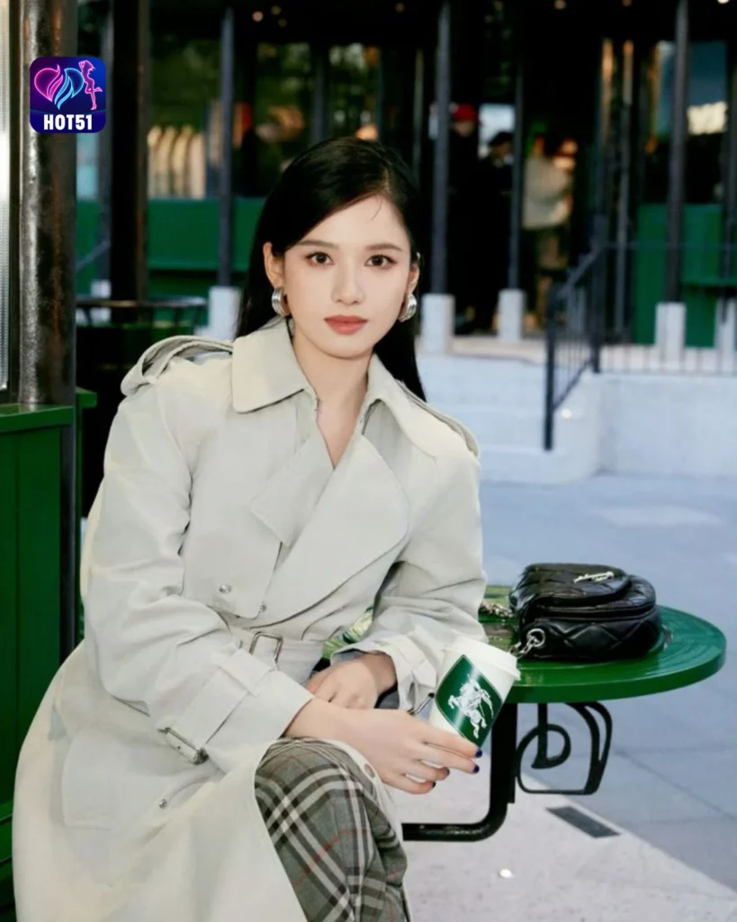 Gambar Cantik Zhang Jingyi di Platform HOT51 