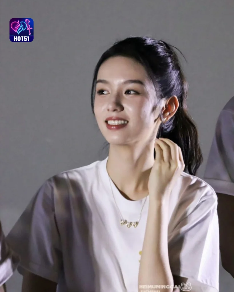 Gambar Cantik Zhou Ye di Platform HOT51