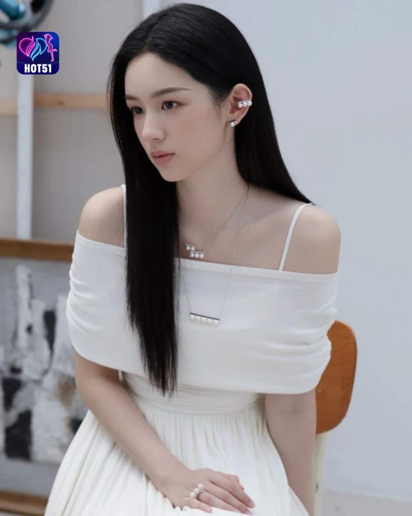  Gambar Cantik Zhou Ye di Platform HOT51 