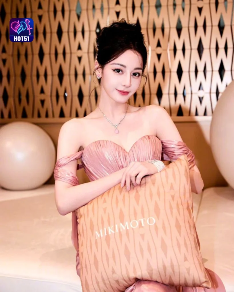 Gambar Menarik Dilraba Dilmurat di Platform HOT51