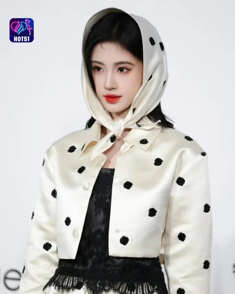  Ju Jingyi’s Stunning Photos on HOT51 Live Platform