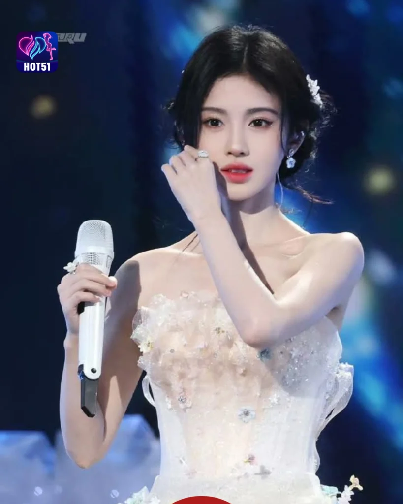  Ju Jingyi’s Stunning Photos on HOT51 Live Platform
