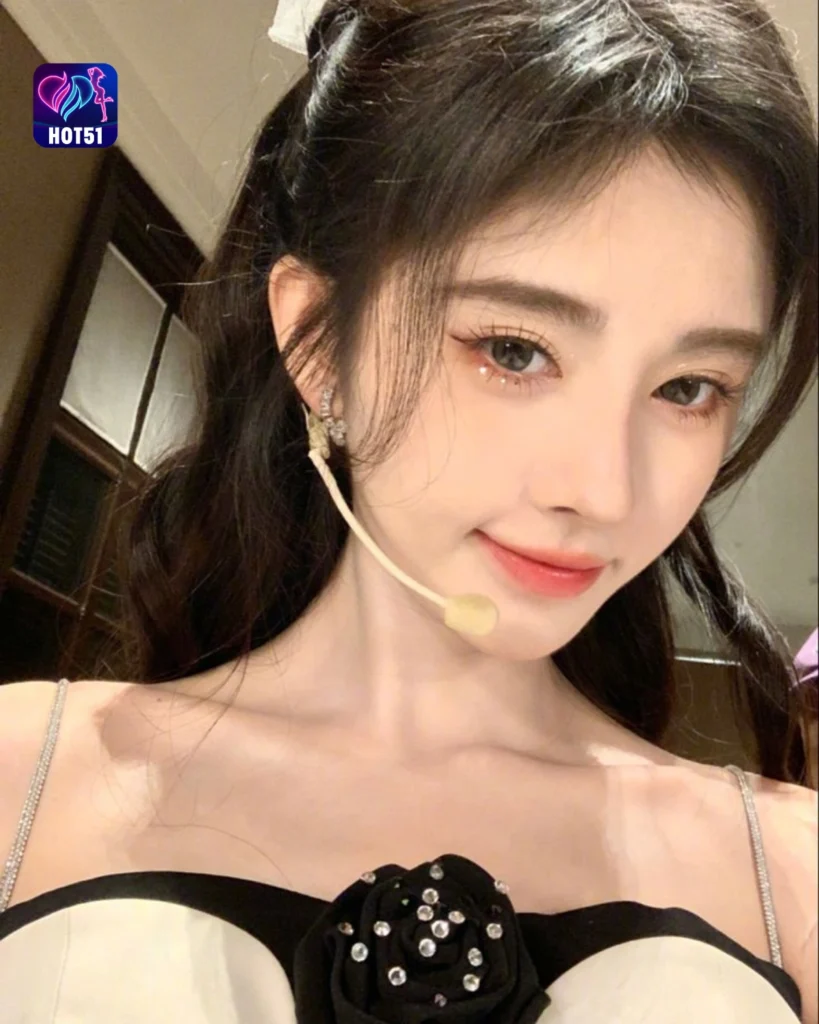  Ju Jingyi's Stunning Photos on HOT51 Platform