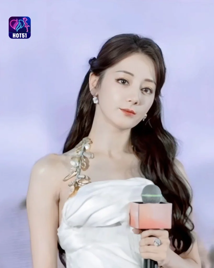  Keindahan Foto Dilraba Dilmurat di Platform HOT51 