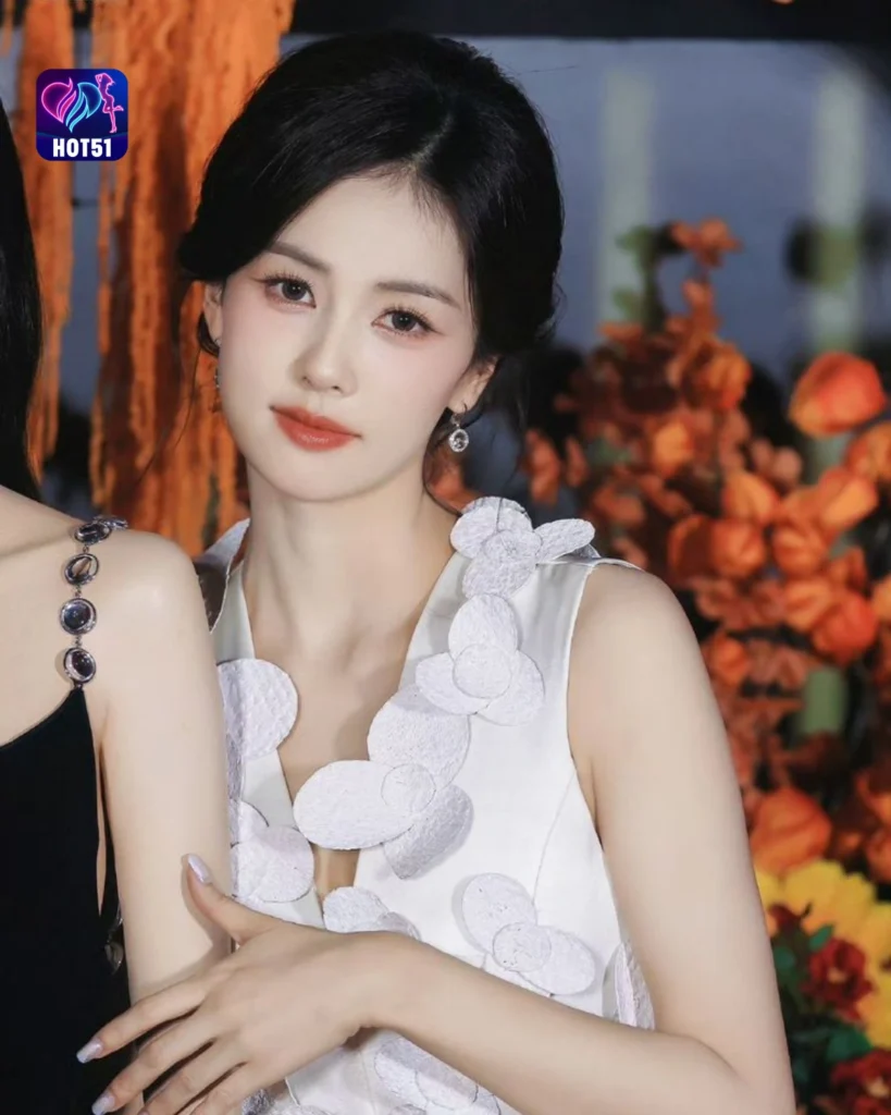 Stunning Bai Lu Photos on HOT51 Platform Unveile