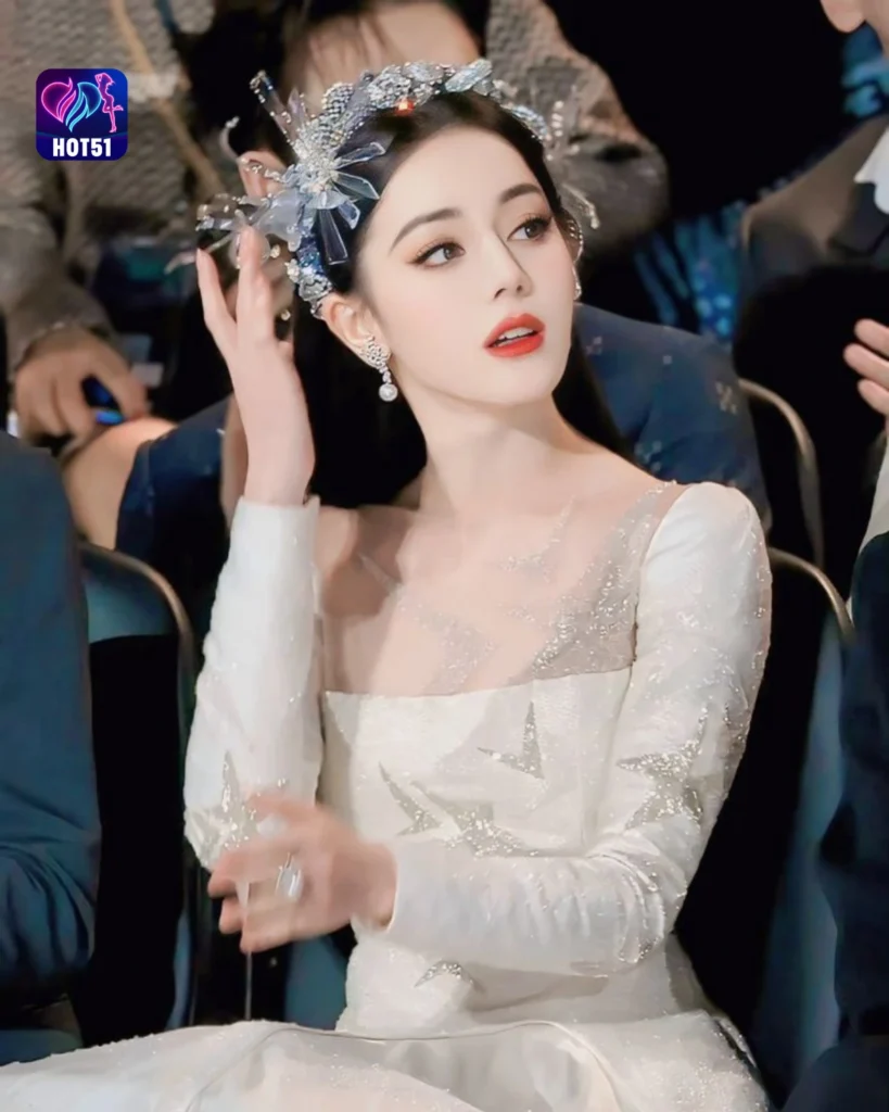 Stunning Dilraba Dilmurat Photos on HOT51 Platform 