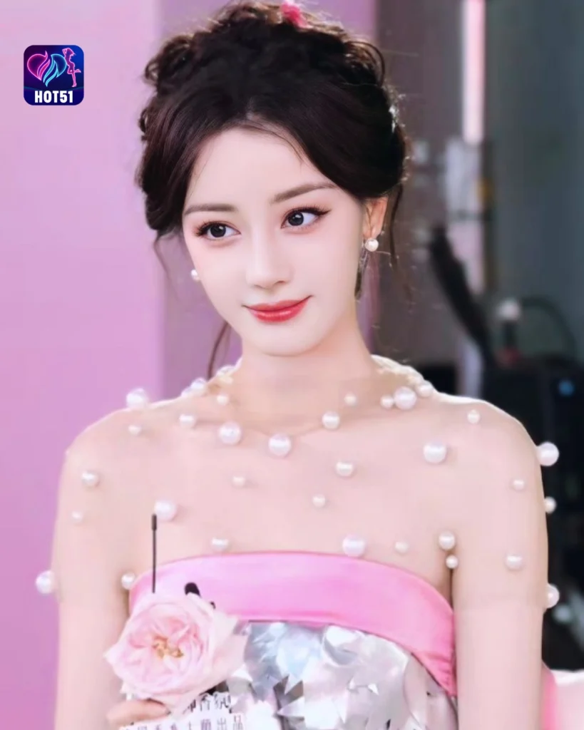 Stunning Dilraba Dilmurat Photos on HOT51 Platform 