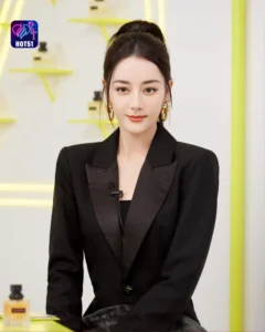 Read more about the article Beautiful Stunning Dilraba Dilmurat Photos on HOT51 Platform