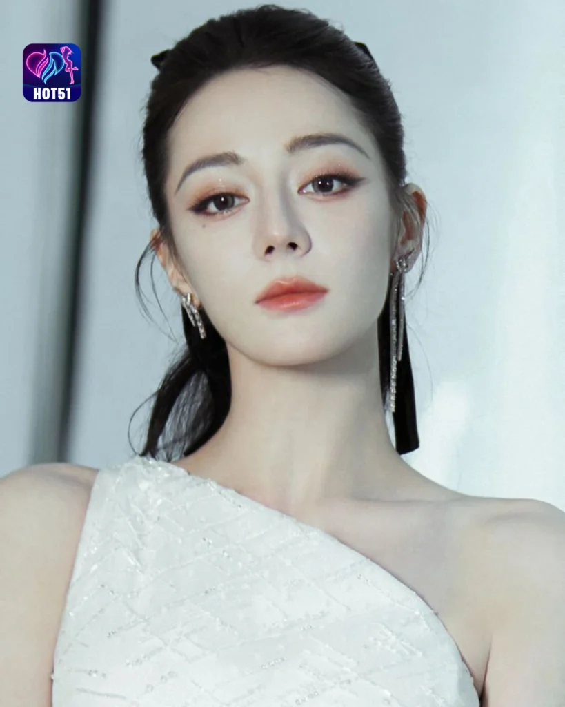 Stunning Dilraba Dilmurat Photos on HOT51 Platform