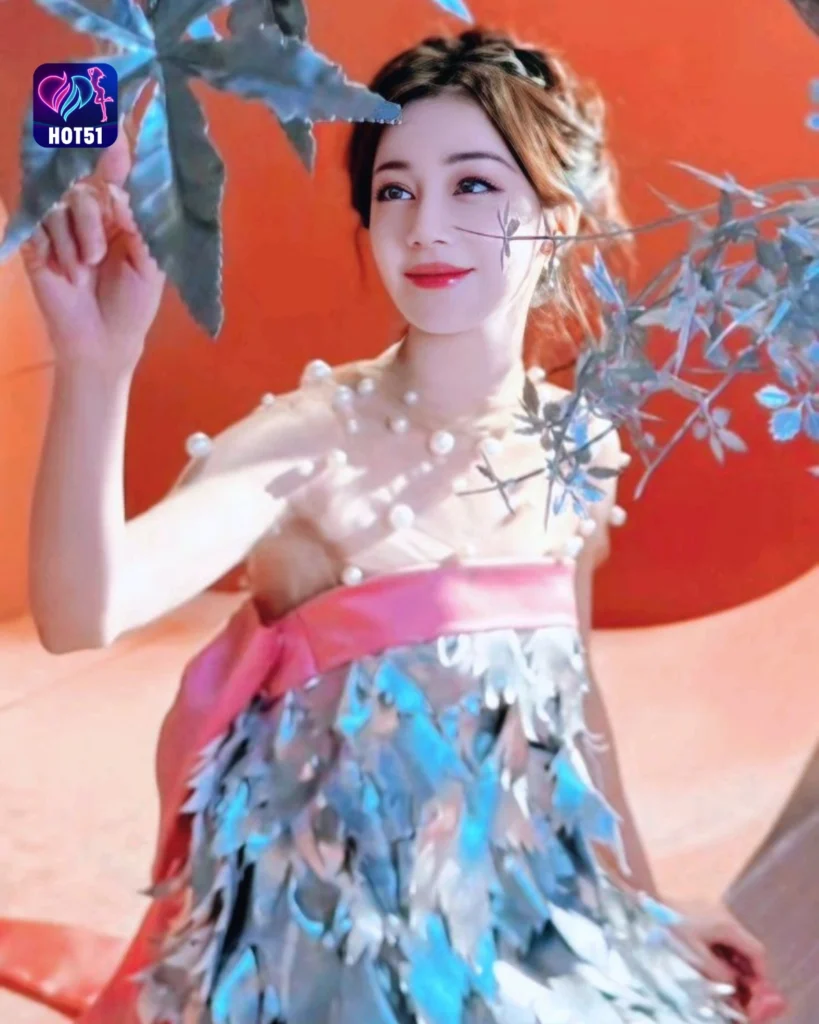 Stunning Dilraba Dilmurat Photos on HOT51 Platform 