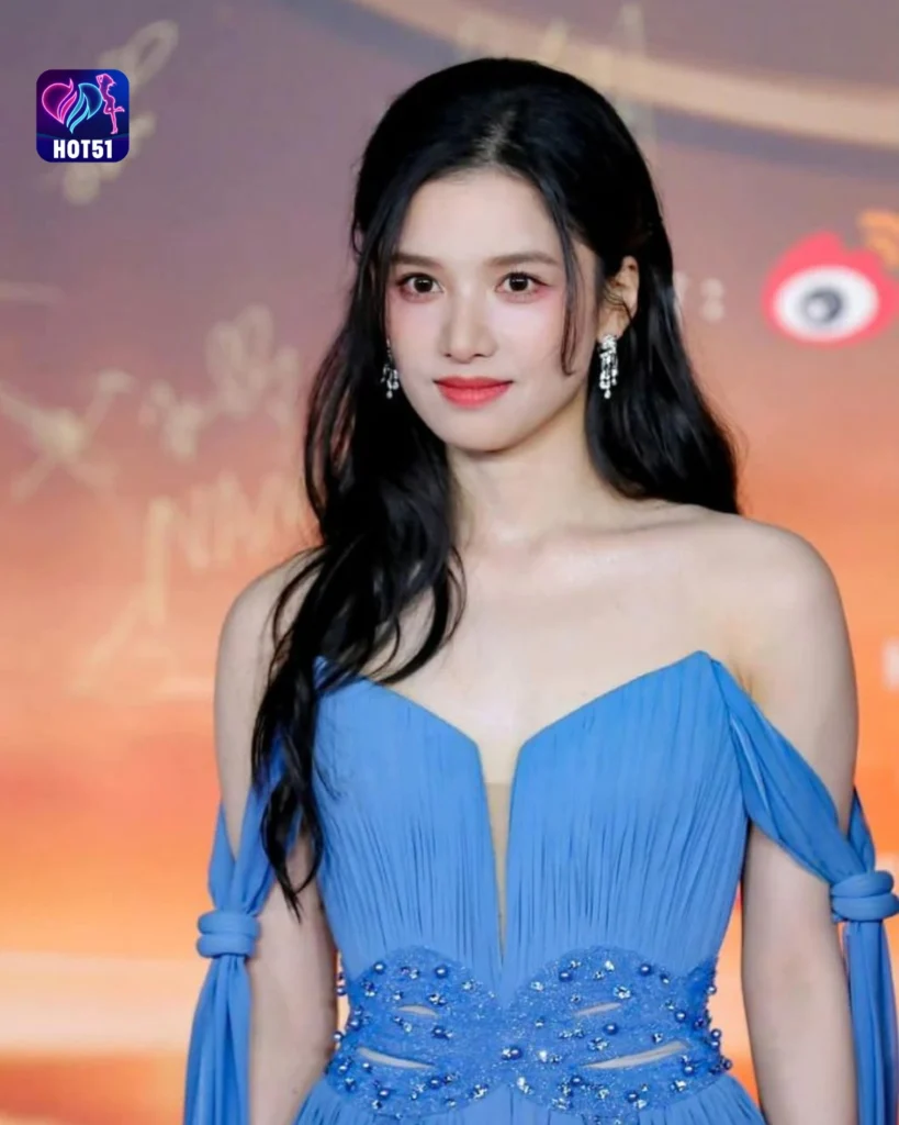 Stunning Dilraba Dilmurat Photos on HOT51 Platform 