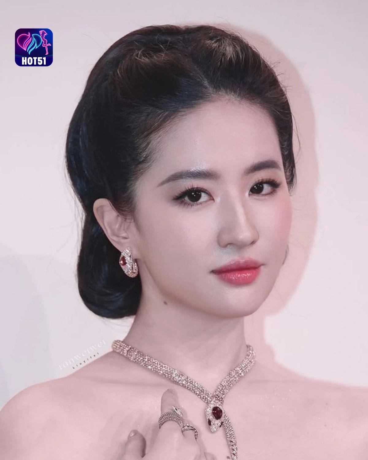 You are currently viewing Beautiful Stunning Liu Yifei Photos Now Available on HOT51 Platform