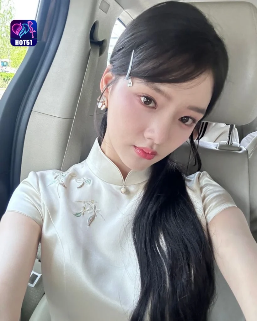  Stunning Ren Min Photos Shine on HOT51 Platform