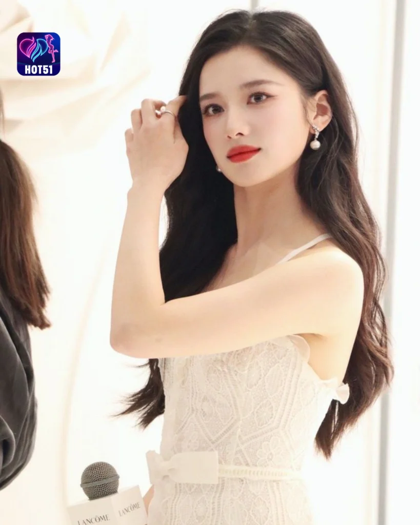  Stunning Zhang Jingyi Photos on HOT51 Platform 