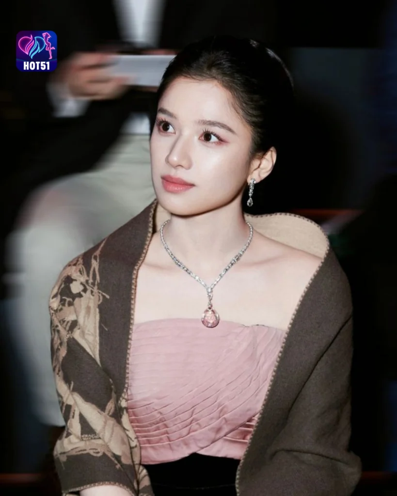 Stunning Zhang Jingyi Photos on the HOT51 Platform 
