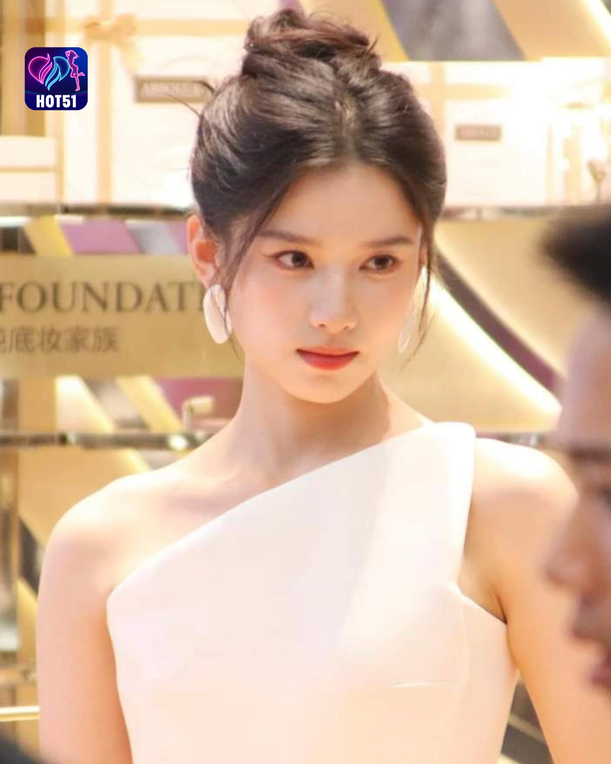 You are currently viewing Beautiful Stunning Zhang Jingyi Photos on the HOT51 Platform
