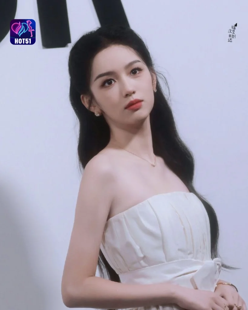  Stunning Zhou Ye Photos Shine on HOT51 Platform