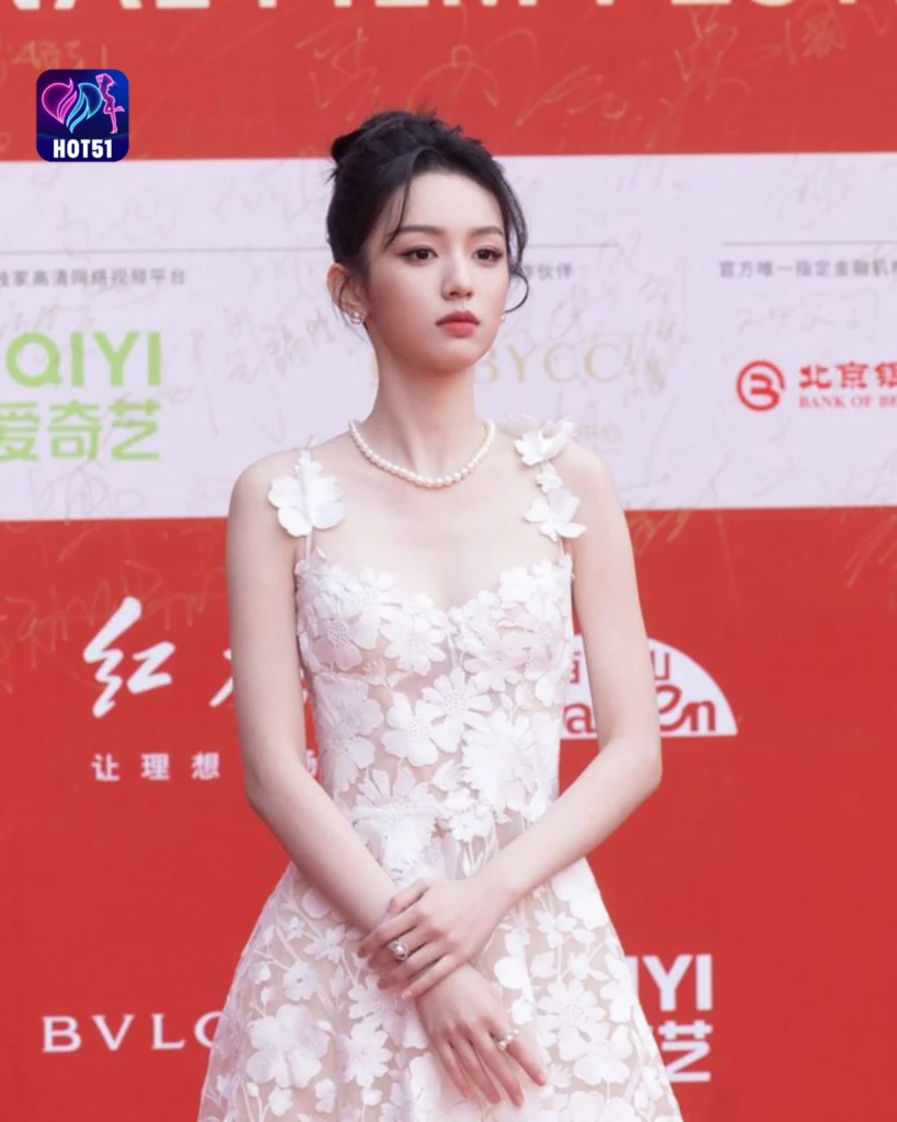 Stunning Zhou Ye Photos on Hot51 Platform