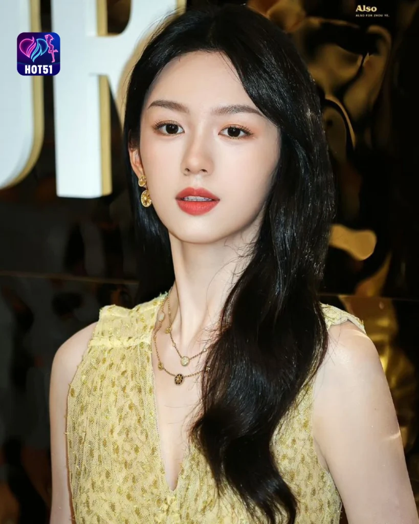 Stunning Zhou Ye's Photos Shine on HOT51 Platform 
