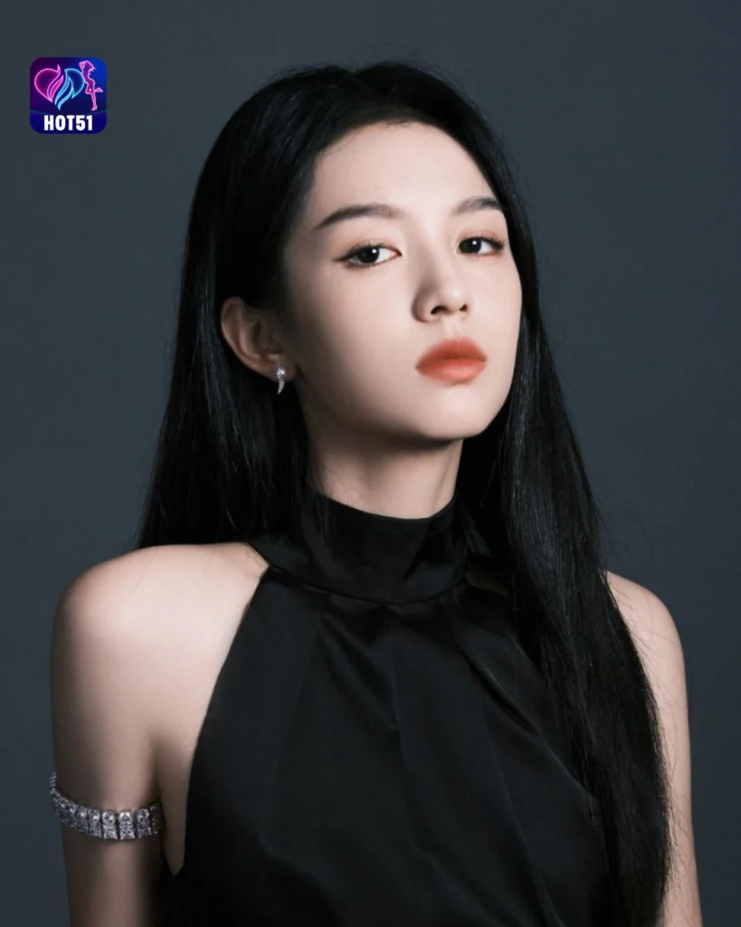 Stunning Zhou Ye's Photos Shine on HOT51 Platform 