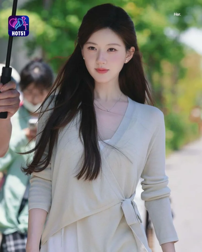 Zhao Lusi's Stunning Photos on HOT51 Platform