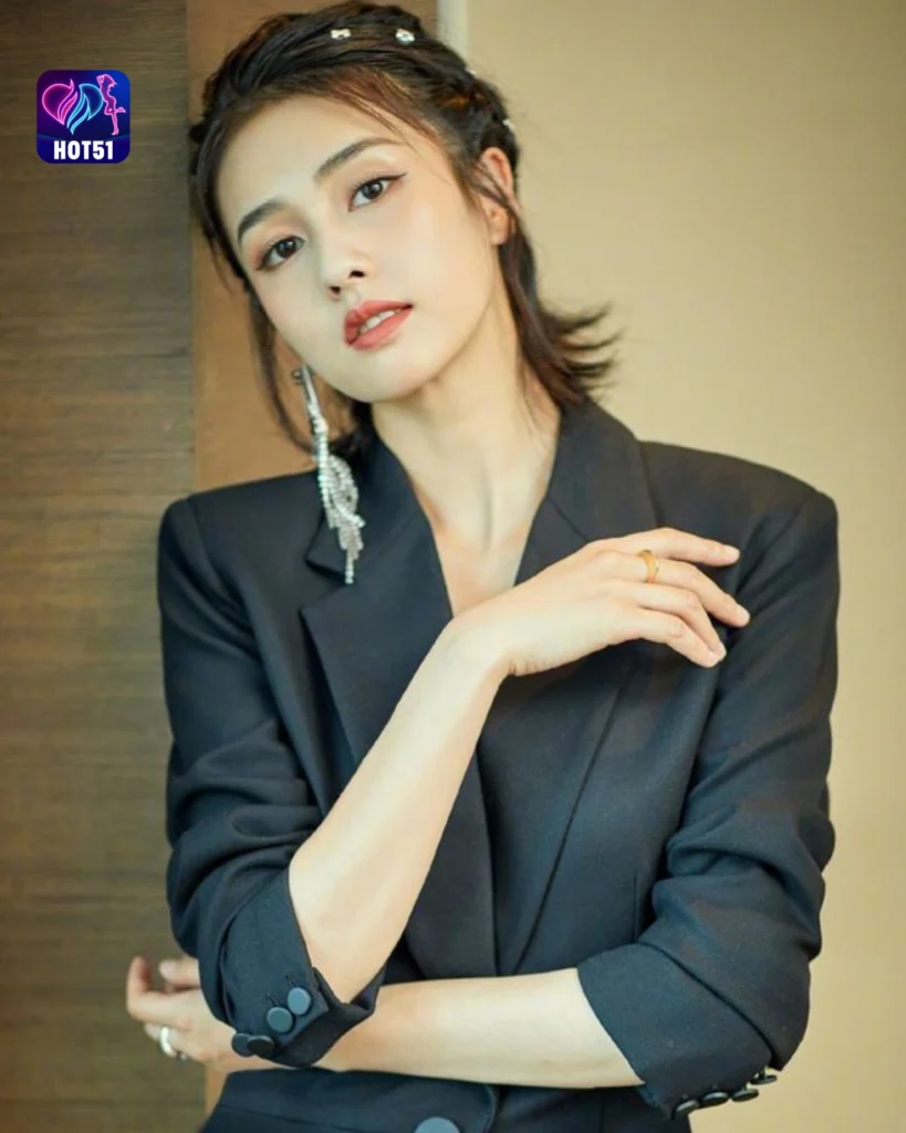  Bai Lu Tampil Menawan di Platform HOT51