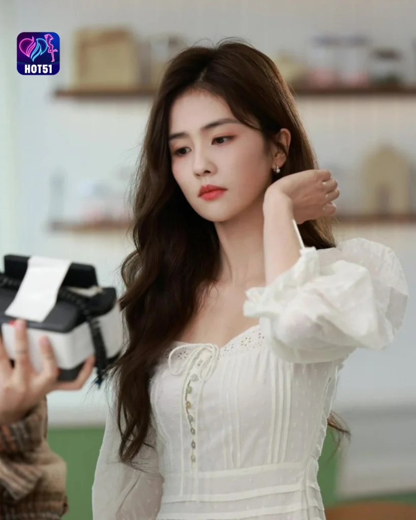  Bai Lu Tampil Menawan di Platform HOT51