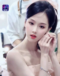 Read more about the article Beautiful Stunning Chen Duling Photos on HOT51 Platform