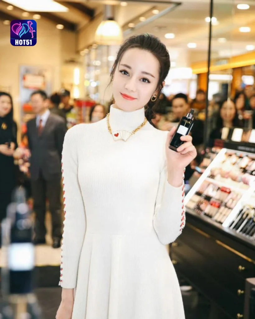  Beautiful Dilraba Dilmurat Photos on HOT51 Platform