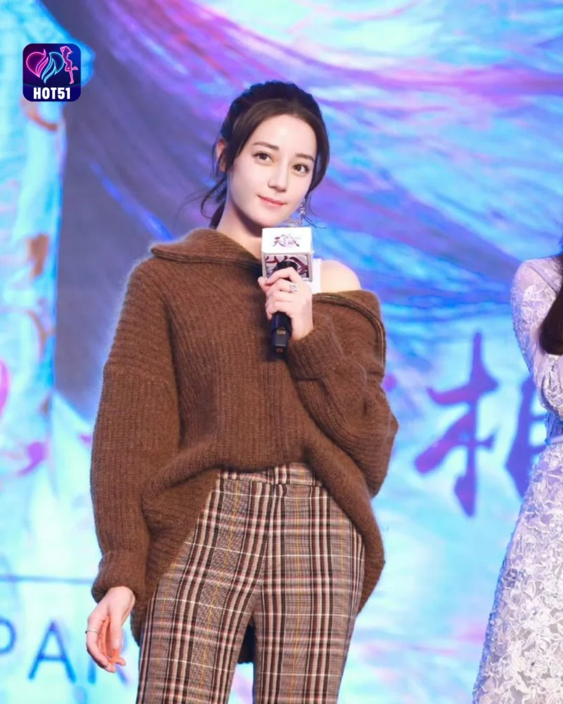  Beautiful Dilraba Dilmurat Photos on HOT51 Platform