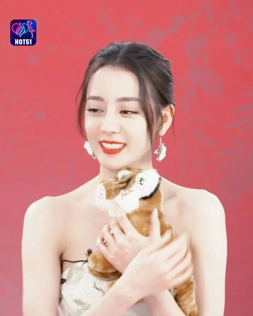 Beautiful Dilraba Dilmurat Photos on HOT51 Platform
