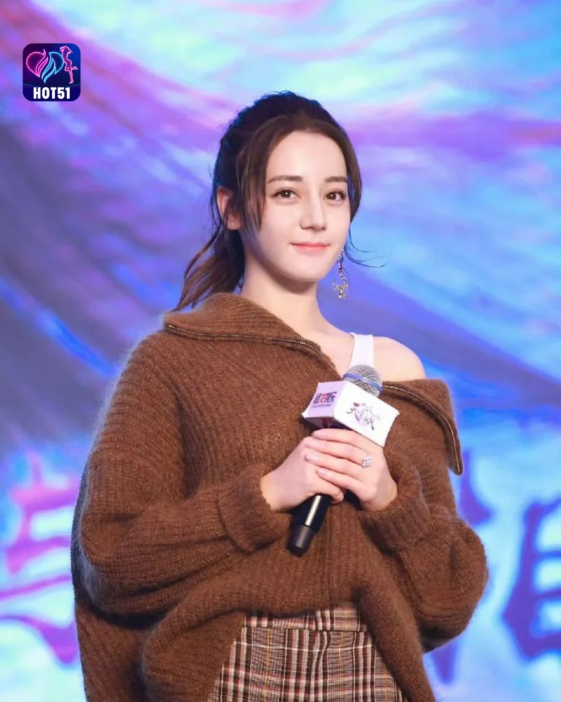  Beautiful Dilraba Dilmurat Photos on HOT51 Platform