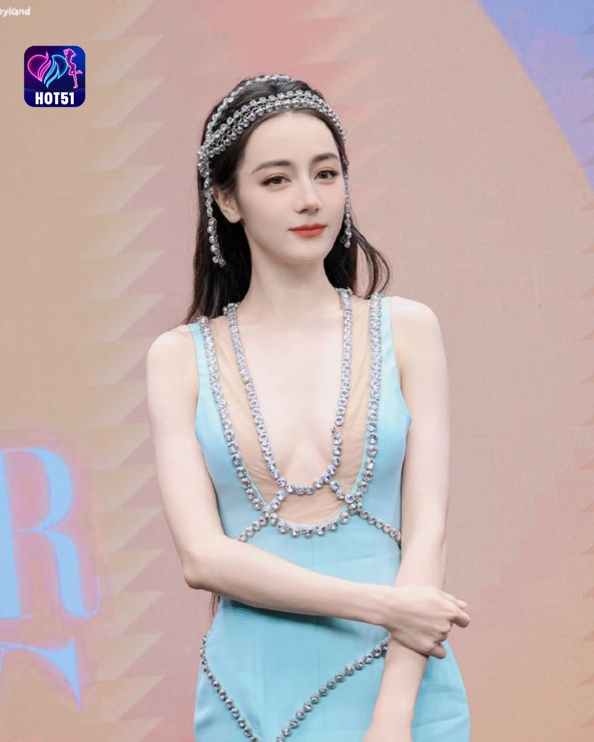 You are currently viewing Beautiful Stunning Dilraba Dilmurat Photos on HOT51 Platform